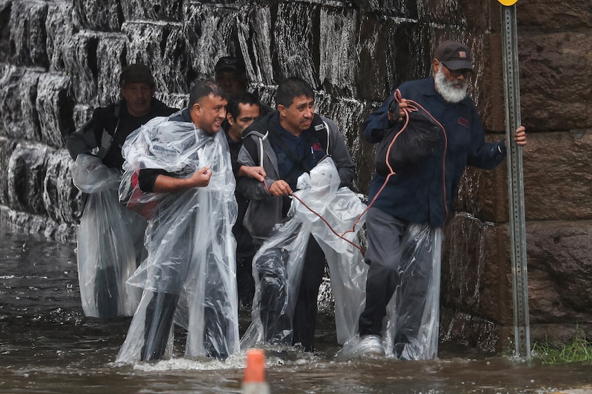 Los residentes escapan de las crecientes inundaciones durante una fuerte tormenta