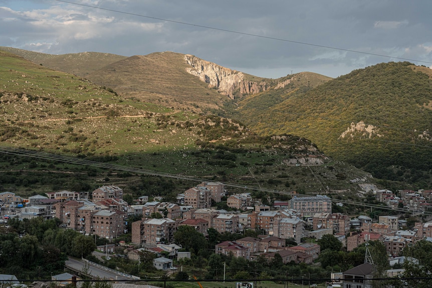 Una ciudad en expansión enclavada en un paisaje montañoso.