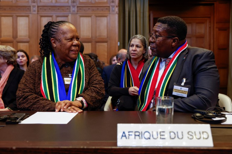 La ministra de Asuntos Exteriores de Sudáfrica, Naledi Pandor, y el embajador de Sudáfrica en los Países Bajos, Vusimuzi Madonsela, hablan el día en que la Corte Internacional de Justicia (CIJ) se pronuncia sobre las medidas de emergencia contra Israel tras las acusaciones de Sudáfrica de que la operación militar israelí en Gaza está dirigida por el Estado.  Genocidio, en La Haya, Países Bajos, 26 de enero de 2024. REUTERS/Piroschka van de Wouw