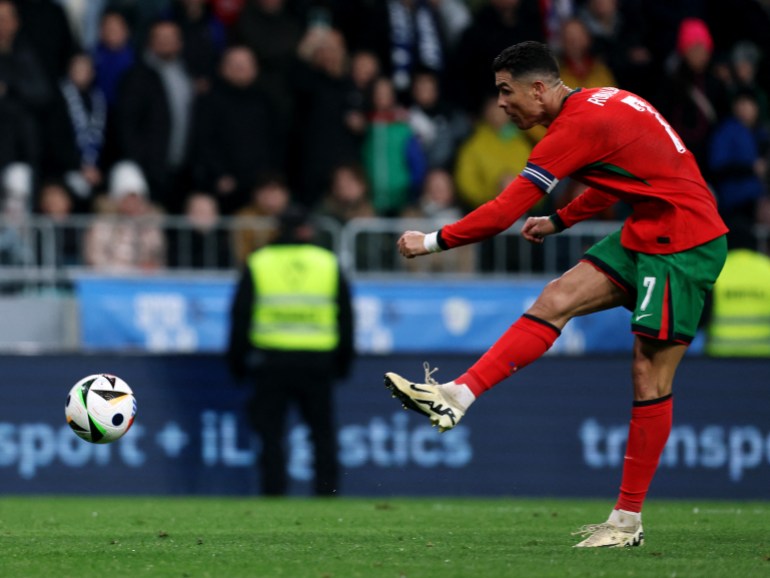 El futbolista golpea la pelota.