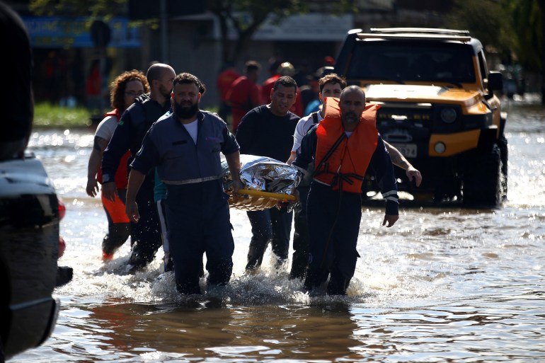 Los equipos de rescate evacuan a una víctima de una inundación en Porto Alegre, Rio Grande do Sul, Brasil, 5 de mayo de 2024. REUTERS/Renan Mattos