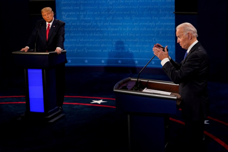 Donald Trump mira fijamente a Joe Biden mientras habla desde detrás de un podio en un debate presidencial de 2020.