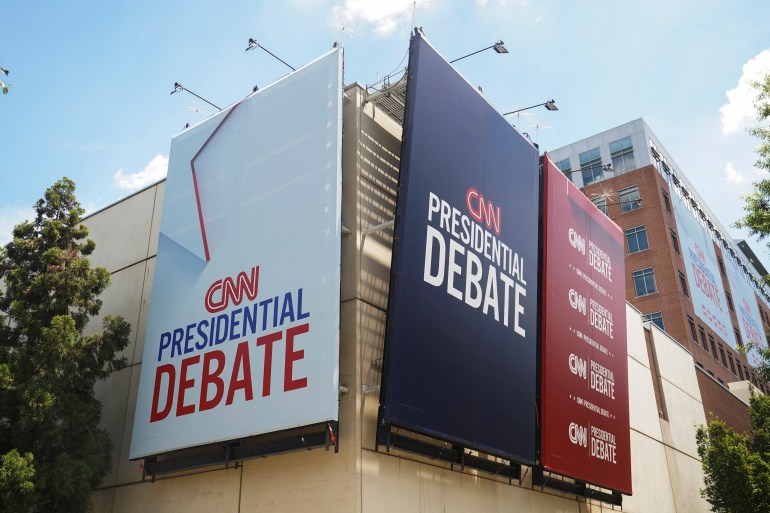 Los carteles al costado de la sede de CNN anuncian el debate presidencial.