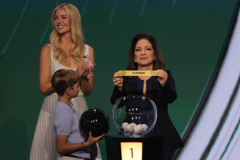 5 de diciembre de 2024; Miami, Florida, Estados Unidos; Ivanka Trump y su hijo Theodore con Gloria Estefan dibujan al SE Palmeiras durante el sorteo de la Copa Mundial de Clubes de la FIFA 2025 en Telemundo Studios. Crédito obligatorio: Sam Navarro-Imagn Images