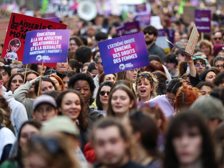 Las personas participan en una manifestación para solicitar la igualdad de género y exigen el fin de la violencia contra las mujeres para conmemorar el Día Internacional de la Mujer en París, Francia, 8 de marzo de 2025. Reuters/Gonzalo Fuentes