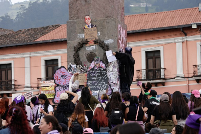 Los carteles y un recorte que representa al presidente de Ecuador, Daniel Nnovera