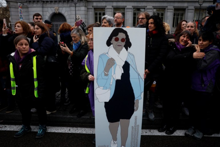 Una mujer tiene un póster en honor a Gisele Pelicot, víctima de una violación masiva orquestada por su entonces esposo Dominique Pelicot, durante una manifestación para conmemorar el Día Internacional de la Mujer en Madrid, España, 8 de marzo de 2025. Reuters/Susana Vera.