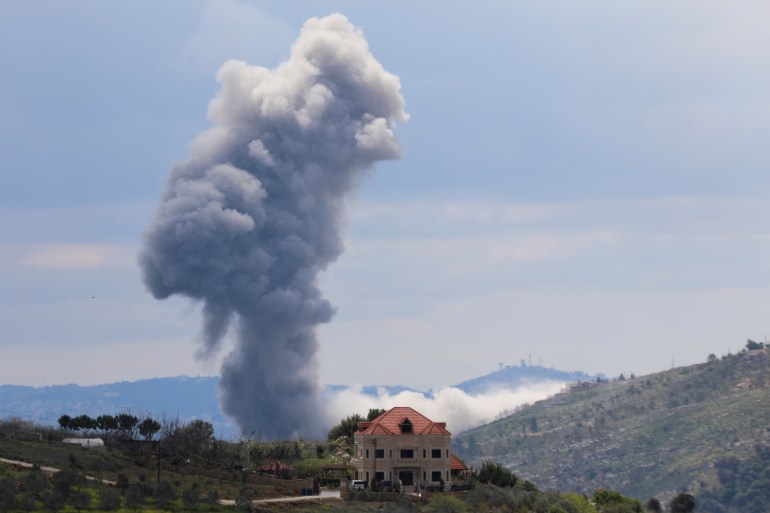 El humo se eleva de Taibeh, después de los ataques israelíes en respuesta al cohete transfrónico, como una visa de Marjayoun, sur del Líbano, 22 de marzo de 2025. Reuters/Karamallah Daher