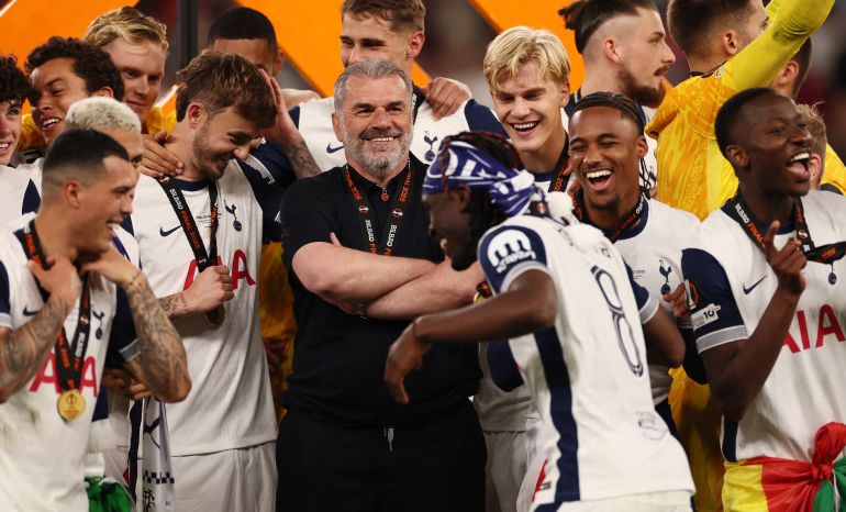 Europa League - El gerente de Tottenham Hotspur, Ange, Poscoglou, celebra con sus jugadores después de ganar la Europa League