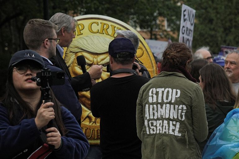 Los manifestantes se reúnen fuera del campo de golf nacional de Trump ante el presidente de Estados Unidos, Donald Trump, Gala de monedas de memes en Sterling, Virginia, EE. UU., 22 de mayo de 2025. 