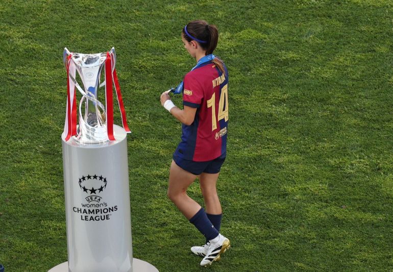 Aitana Bonmati de Barcelona parece desanimada después de aprobar el trofeo de la Liga de Campeones 