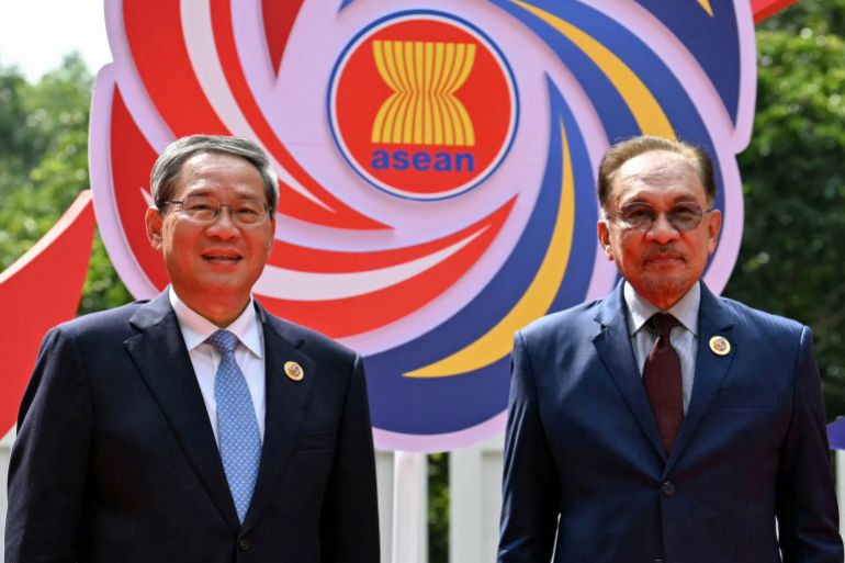 El primer ministro de Malasia, Anwar Ibrahim, posa para fotos con el principal Li Qiang de China ante el Consejo de Cooperación de la Asean (CCG) - Cumbre de China, después de la 46ª Asociación de Naciones del Sudeste Asiático (ASEAN), en Kuala Lumpur, Malasia, 27 de mayo de 2025.