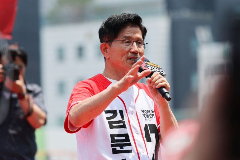 Kim Moon-Soo, candidato presidencial para el Partido Conservador del Power People de Corea del Sur, habla durante su campaña electoral en Seúl, Corea del Sur, 1 de junio de 2025. Reuters/Go Nakamura