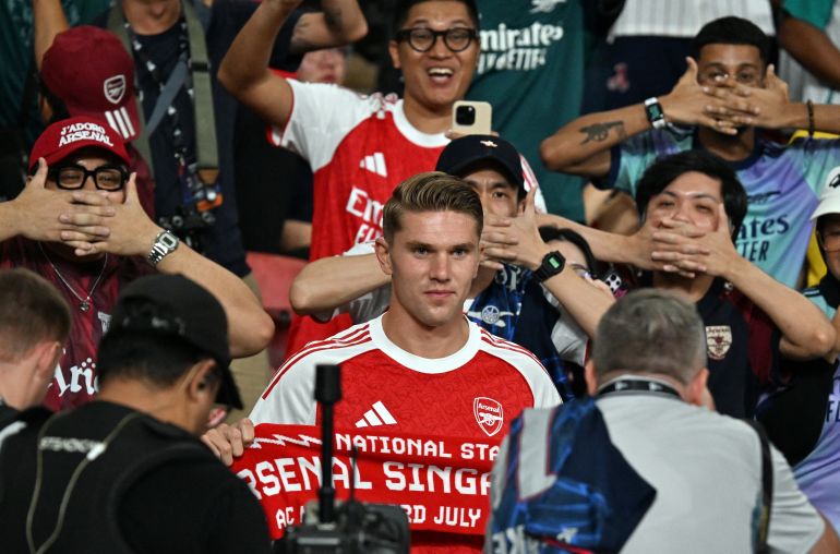 VIKTOR GYOKEES DO Arsenal es retratado en las gradas