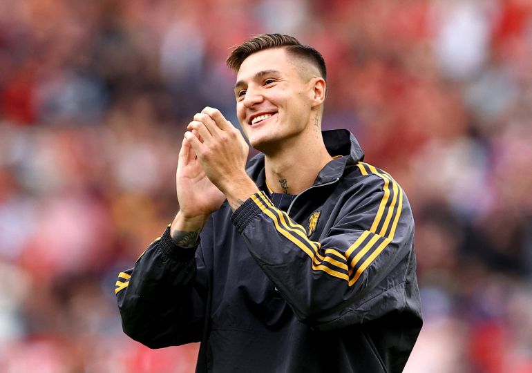 El jugador del Manchester United, Benjamin Sesko, aplaude a los fanáticos antes del amistoso de la pretemporada contra Fiorentina