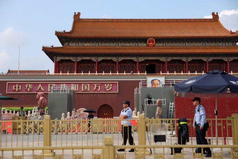 Los oficiales de policía están vigilados frente a la puerta de Tiananmen, en un área temporalmente cerrada a los visitantes debido a la construcción, antes de un desfile militar que marca el 80 aniversario del fin de la Segunda Guerra Mundial en Beijing, China, el 20 de agosto de 2025 (Florence Lo/Reuters)