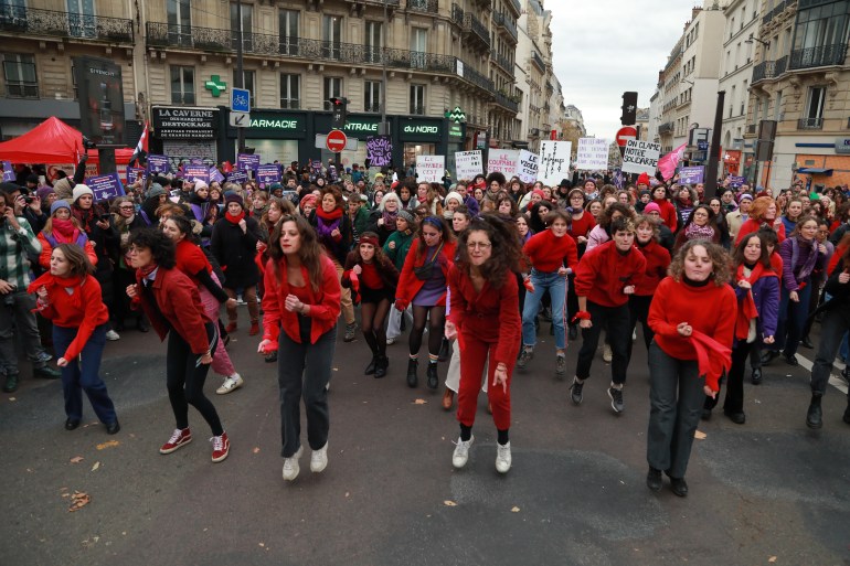 Manifestantes marchan contra la violencia contra las mujeres dos días antes del Día Internacional para la Eliminación de la Violencia contra las Mujeres en París, Francia, el 23 de noviembre de 2024. (Mustafa Yalçın/Agencia Anadolu)