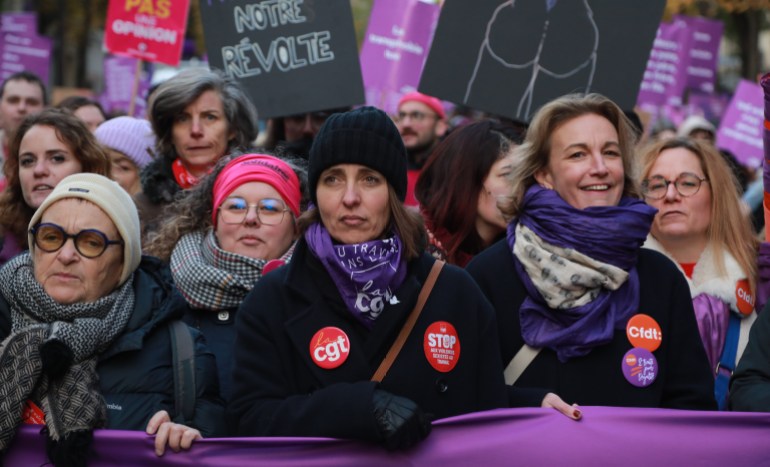 Manifestantes marchan contra la violencia contra las mujeres dos días antes del Día Internacional para la Eliminación de la Violencia contra las Mujeres en París, Francia, el 23 de noviembre de 2024. (Mustafa Yalçın/Agencia Anadolu)