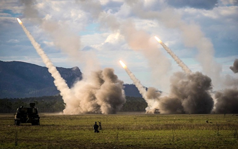 TOPSHOT - Se lanza un misil desde un sistema militar HIMARS de los Estados Unidos durante el ejercicio militar conjunto en una franja de disparo del norte de Australia como parte del Sabre de ejercicio Talismán, la actividad de entrenamiento combinada más grande entre la fuerza de defensa de Australia y el ejército de los Estados Unidos en Shoalwater Bay encendido 22 de julio de 2023. (Foto de Andrew Leeson / AFP)