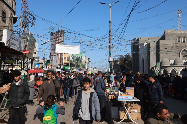 Palestinos pasan junto a tiendas de campaña instaladas en una calle de Rafah, en el sur de la Franja de Gaza, el 10 de marzo.