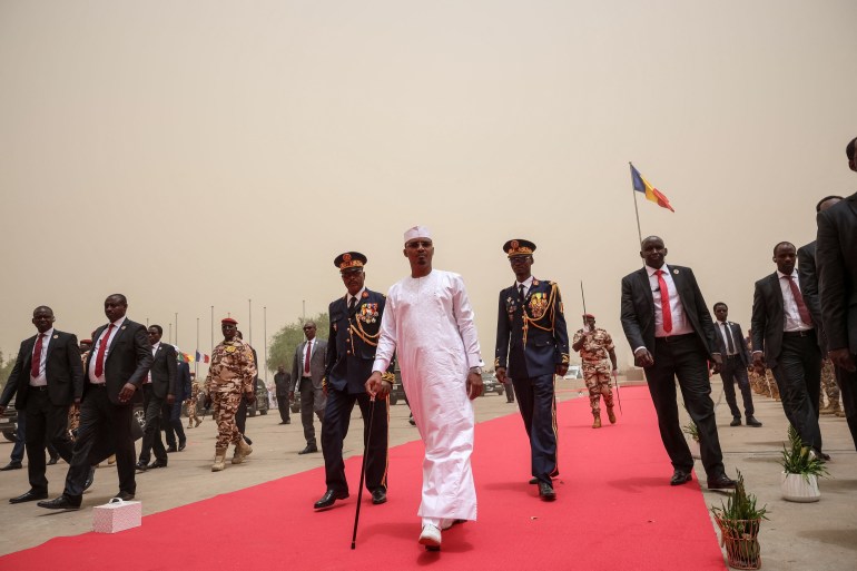 El presidente electo de Chad, el general Mahamat Idriss Deby Itno (centro), llega a su toma de posesión en el Palacio de las Artes y la Cultura de Yamena.