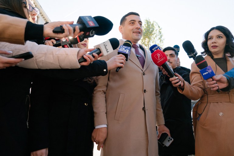 El candidato presidencial y líder del partido de extrema derecha Alianza para la Unidad de los Rumanos AUR, George Simion, habla con la prensa frente a un colegio electoral en Bucarest, Rumania, el 24 de noviembre de 2024 (Andrei Pungovschi/AFP)