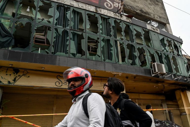 Un motociclista atraviesa vasos rotos de un restaurante fuera del estadio de cricket Rawalpindi después de que un presunto dron fue derribado en Rawalpindi el 8 de mayo de 2025. India y Pakistán acusaron a las olas de ataques de drones, como choques mortales. El ejército de Pakistán dijo que ha matado a 25 drones indios, mientras que Nueva Delhi acusó a Islamabad de lanzar ataques nocturnos con "Drones y misiles"Y dijo que destruyó un sistema de defensa aérea en Lahore. (Foto de Aamir Qureshi / AFP)