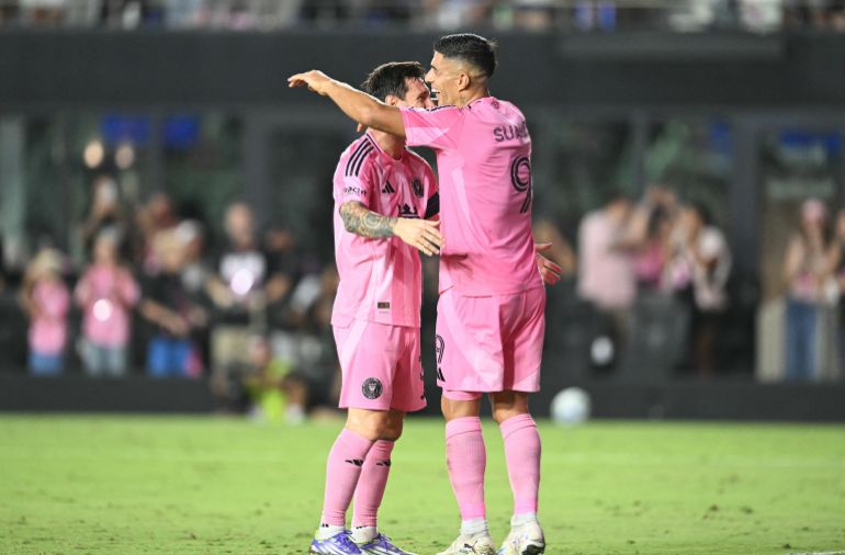 Luis Suárez y Lionel Messi reaccionan.