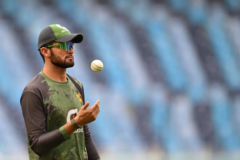 Shaheen Shah Afridi de Pakistán juega una pelota antes del partido de cricket internacional de cricket de Asia 2025 Twenty20 entre Omán y Pakistán en el Dubai International Stadium en Dubai el 12 de septiembre de 2025 (foto de Sajjad Hussain / AFP)