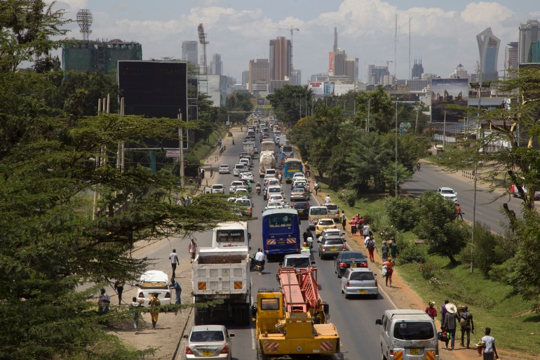 Coches en un atasco una tarde en Nairobi