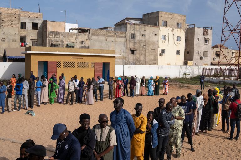 La gente espera para votar afuera de un colegio electoral durante las elecciones presidenciales, en Dakar, Senegal, el domingo 24 de marzo.
