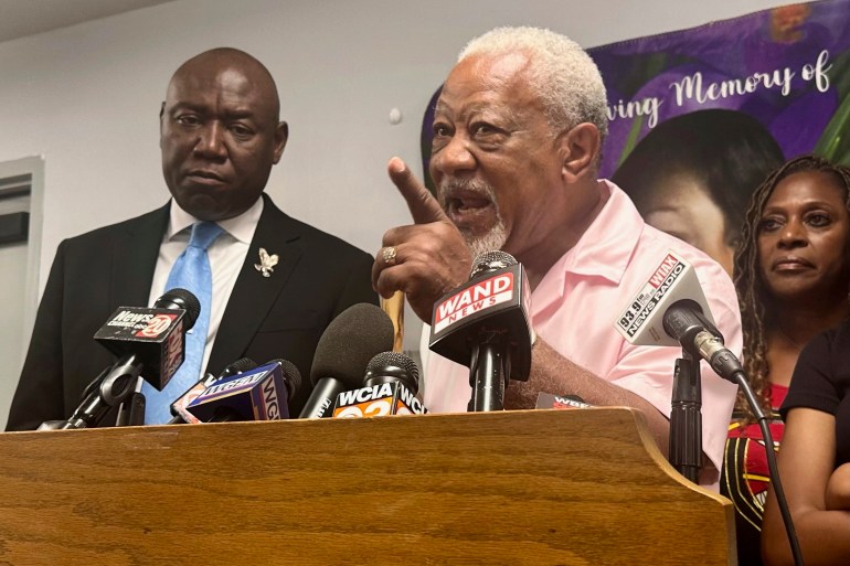 James Wilburn, padre de Sonya Massey, habla con periodistas en Springfield