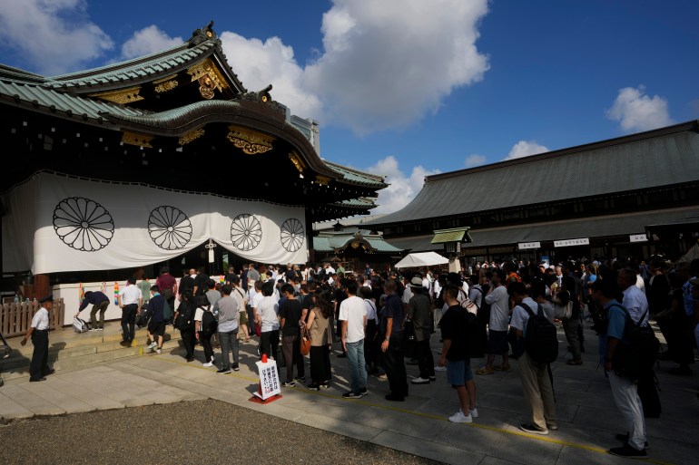 La gente hace fila para orar en el Santuario Yasukuni en agosto