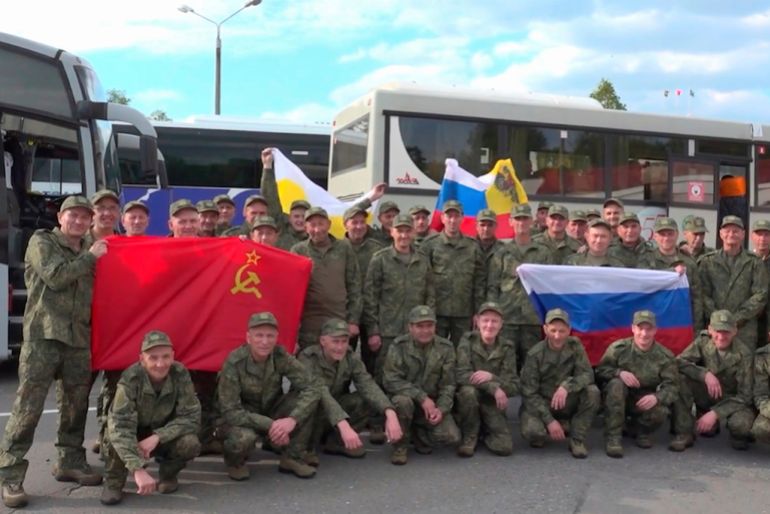El ejército ruso posa después de regresar del cautiverio