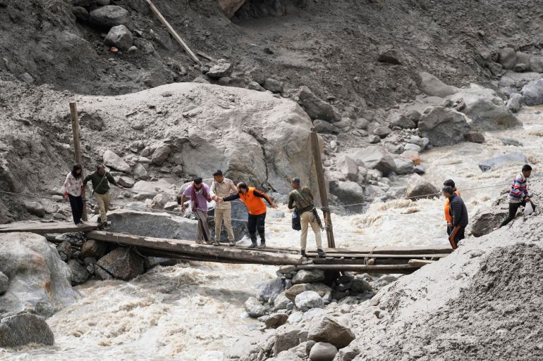 Investigación de rescatadores debido a la falta de víctimas de inundación repentina en Vila Remote Da Caxemira
