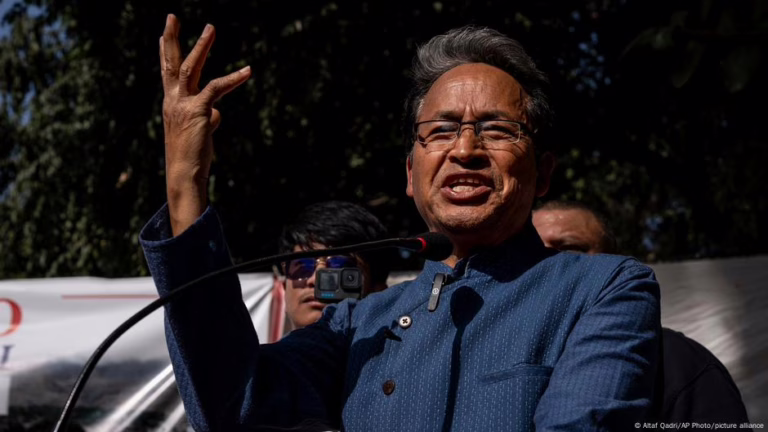 India arrests activist Sonam Wangchuk after Ladakh protests – DW – 09/26/2025