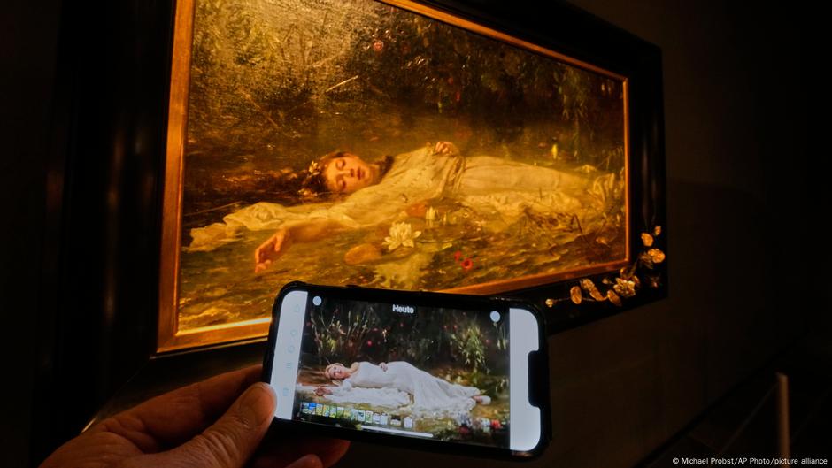 Taylor Swift video leads to German museum visitor boom – DW – 10/16/2025