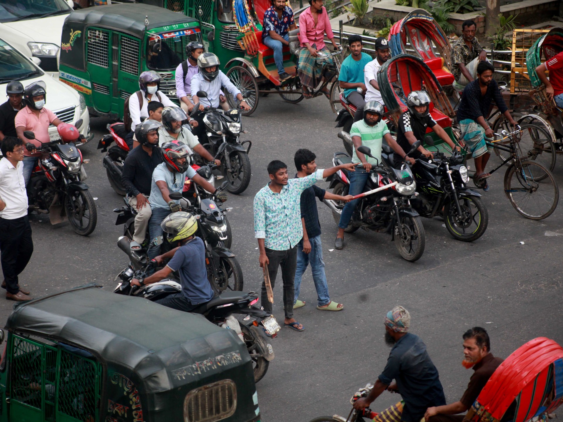 Al día siguiente en Dhaka: los jóvenes reemplazan a la policía en la capital de Bangladesh |  Noticias de protesta