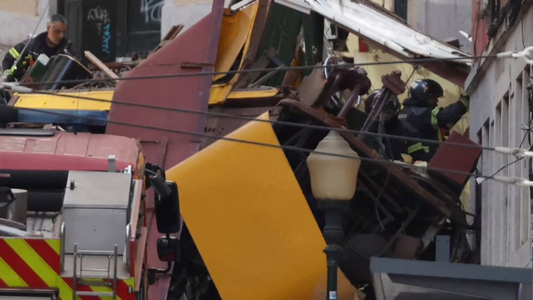 Al menos 15 muertos cuando el funicular descarga en la capital de Portugal, Lisboa | Noticias de transporte