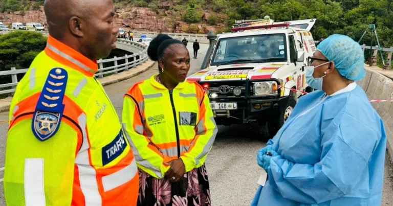 Al menos 45 personas murieron al caer un autobús a un barranco en Sudáfrica |  noticias de transporte