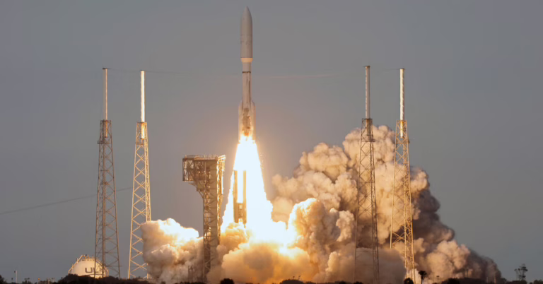 Amazon lanza los primeros 27 satélites de Internet del proyecto Kuiper
