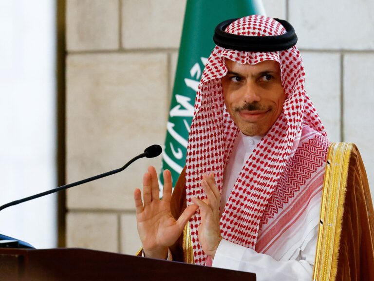 Arabia Saudita dice que financiará conjuntamente los salarios del estado de Siria con Qatar | Noticias de guerra siria