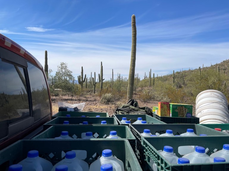 La parte trasera de un camión está llena de garrafas de agua en el desierto de Sonora.