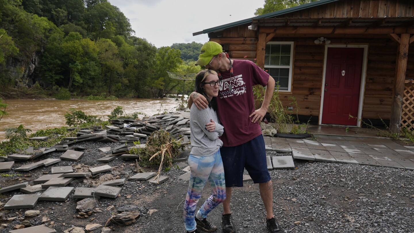 Asheville, Carolina del Norte, aislada después de que Helene cortara la electricidad y el servicio celular