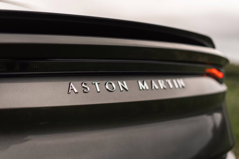 Aston Martin se enfrenta a la presión de Fitch