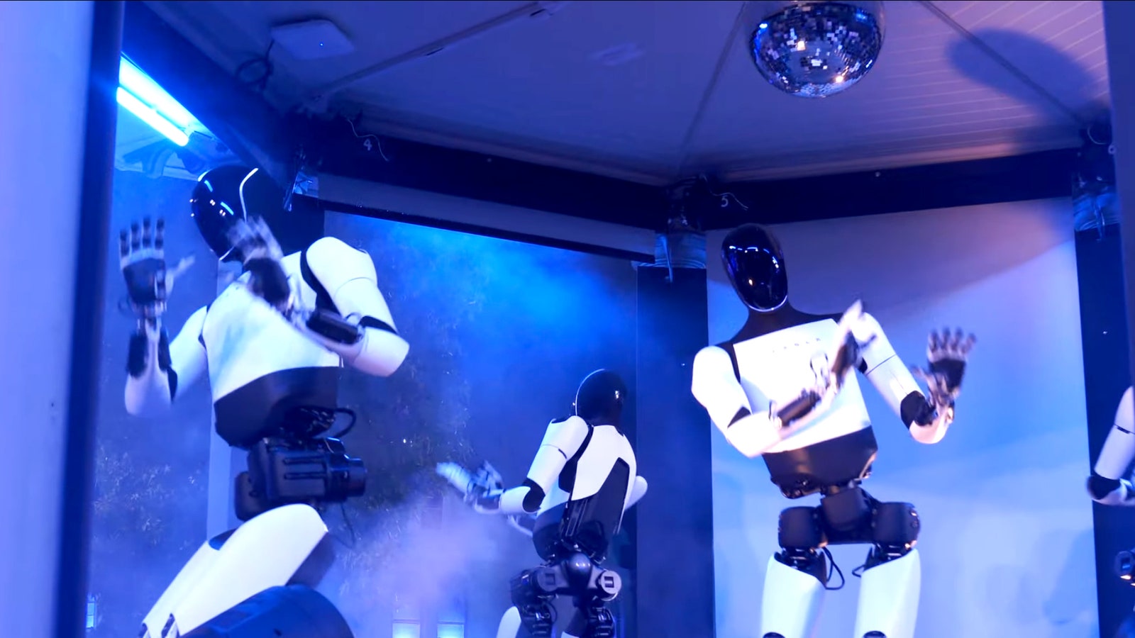 Una imagen de robots autónomos bailando durante la transmisión en vivo de We Robot de Tesla.