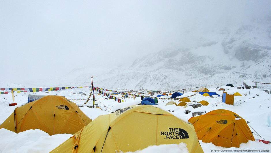 Blizzard strands 1,000 climbers on Mount Everest – DW – 10/05/2025