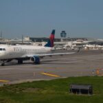 Two planes collide at New York's LaGuardia airport – DW – 10/02/2025