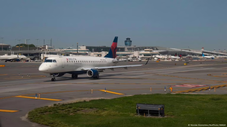 Two planes collide at New York's LaGuardia airport – DW – 10/02/2025
