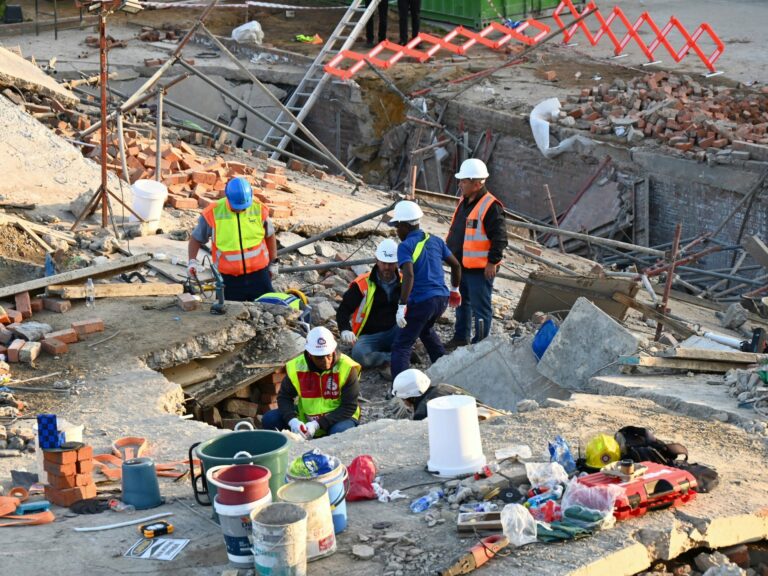 Cinco muertos y decenas enterrados por derrumbe de edificio en Sudáfrica |  Noticias